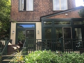 158 Narragansett Ave in Newport, RI - Building Photo