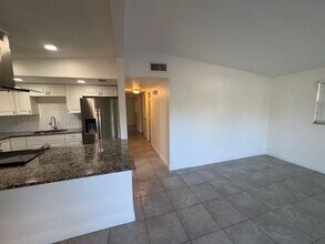 8715 N Hyaleah Rd in Tampa, FL - Foto de edificio - Building Photo