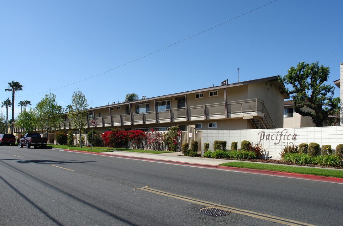 Pacifica Apartments in Costa Mesa, CA - Foto de edificio