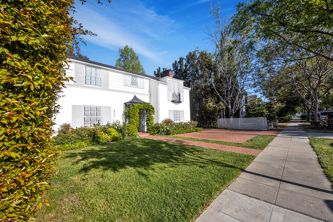 240 S El Camino Dr in Beverly Hills, CA - Building Photo - Building Photo