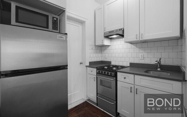 19 W 69th St in New York, NY - Building Photo - Building Photo