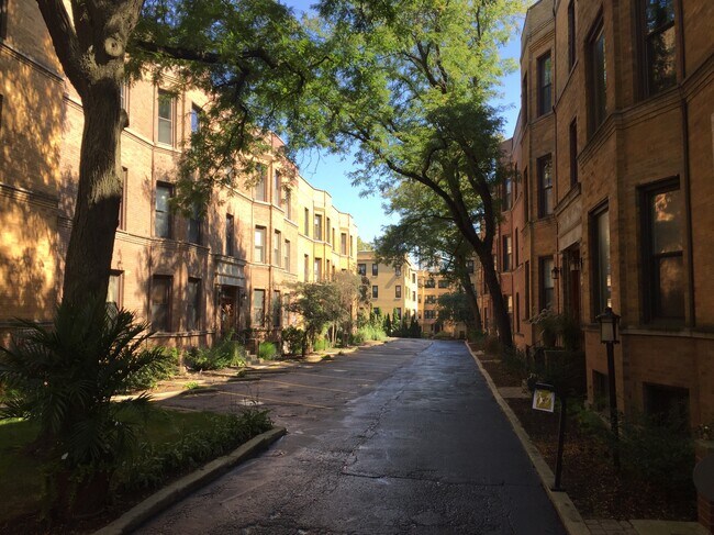 756 W California Ter, Unit #2 in Chicago, IL - Building Photo - Building Photo