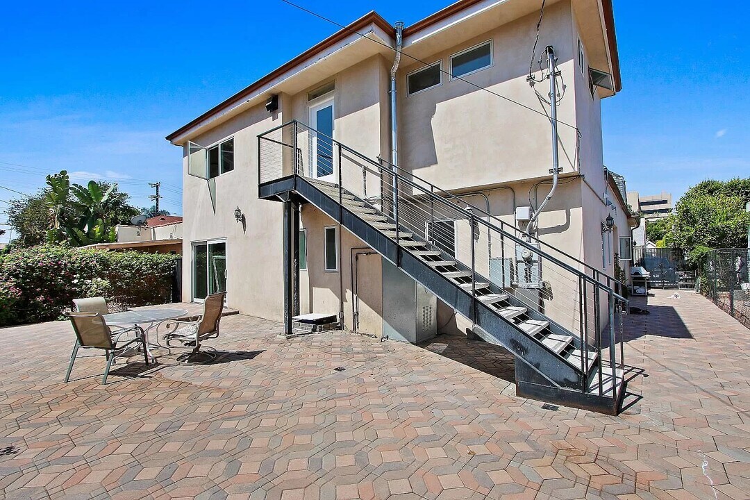 470 S Hamel Rd, Unit 1 in Los Angeles, CA - Building Photo
