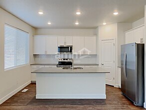 2431 E Frontier St in Eagle Mountain, UT - Foto de edificio - Building Photo