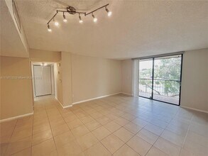 8005 SW 107th Ave in Miami, FL - Building Photo - Building Photo