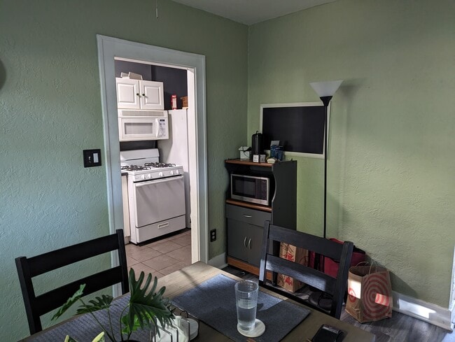 5535 Centre Ave, Unit 8 in Pittsburgh, PA - Foto de edificio - Building Photo