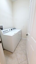 6033 NW 118th Dr in Coral Springs, FL - Foto de edificio - Building Photo