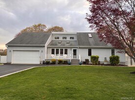 62 Tonopan St in Mastic, NY - Building Photo