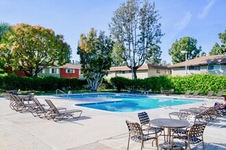 9691 Durham Dr in Huntington Beach, CA - Foto de edificio - Building Photo