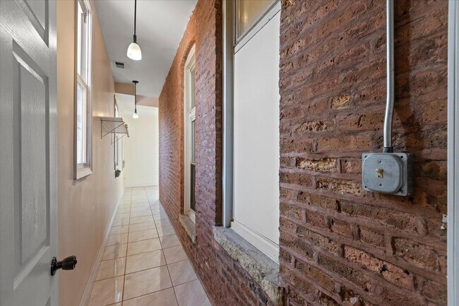 229 S Racine Ave, Unit 2 in Chicago, IL - Building Photo - Building Photo