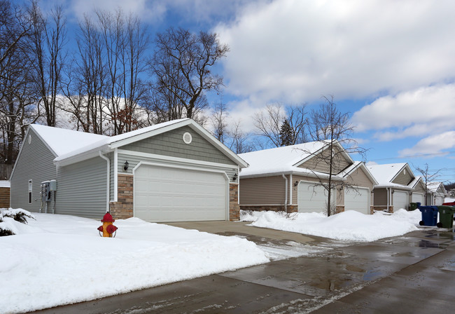 Redwood Green in Uniontown, OH - Building Photo - Building Photo