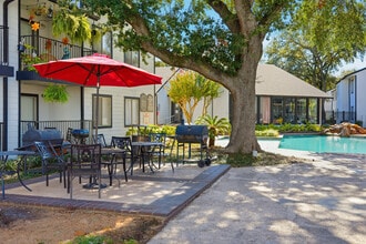 Woodtrail Apartment Homes in Houston, TX - Foto de edificio - Building Photo