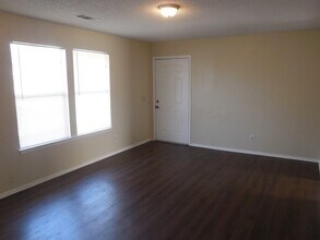 212 Monterrey St in Elgin, TX - Building Photo - Building Photo