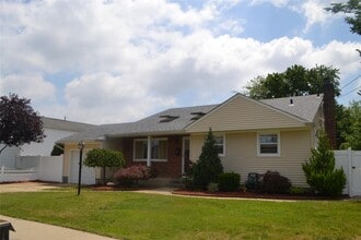 16 Frank Ave in Farmingdale, NY - Building Photo - Building Photo