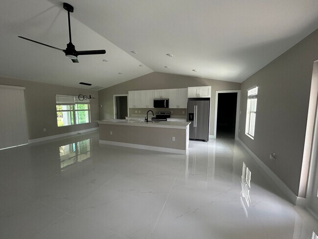 3433 NE 11th Pl in Cape Coral, FL - Building Photo - Building Photo