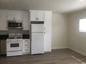 1451-1451-1451-1452 Hornblend St in San Diego, CA - Building Photo - Building Photo