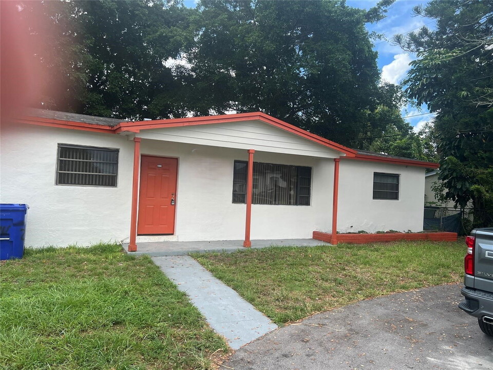 211 N 66th Ave in Hollywood, FL - Building Photo