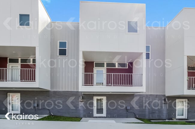 property at 1634 S Razorback Rd