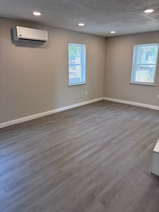 710 W College St, Unit 1 in Carbondale, IL - Building Photo - Building Photo