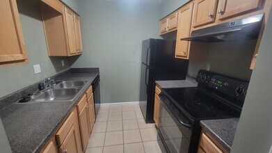 805 La Fontenay Ct in Louisville, KY - Building Photo - Building Photo