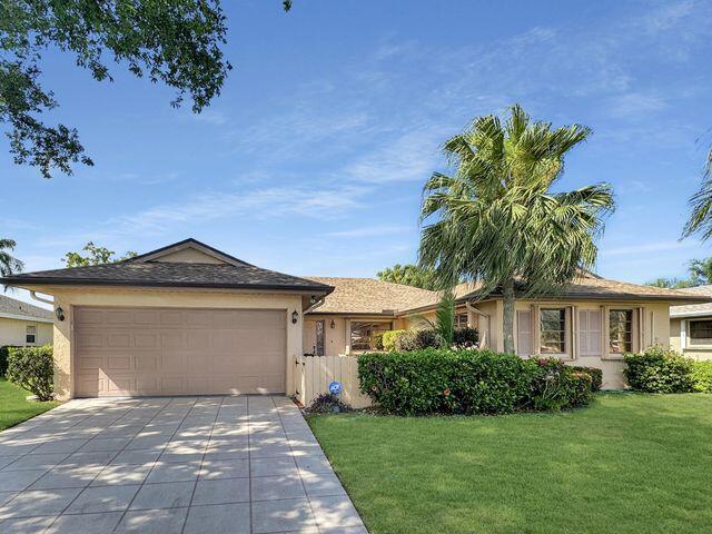10653 Greentrail Dr S in Boynton Beach, FL - Building Photo