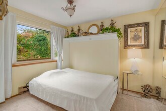 20043 Forest Park Dr NE in Shoreline, WA - Foto de edificio - Building Photo