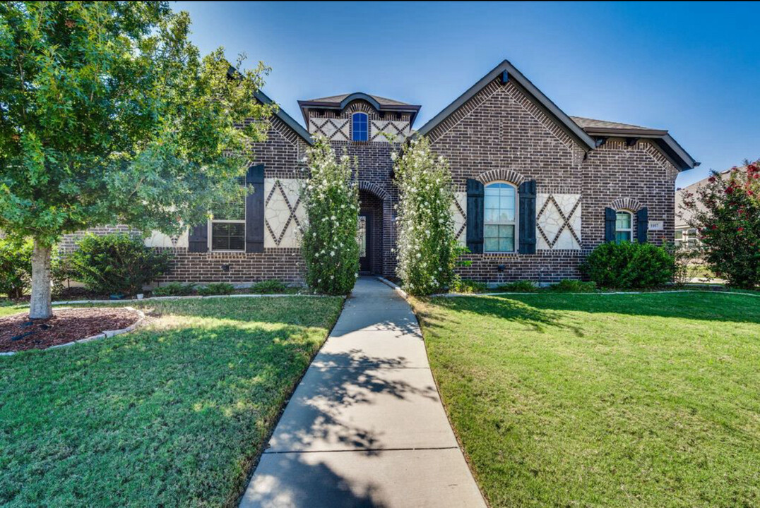 1107 Wheatland Ter in Waxahachie, TX - Foto de edificio