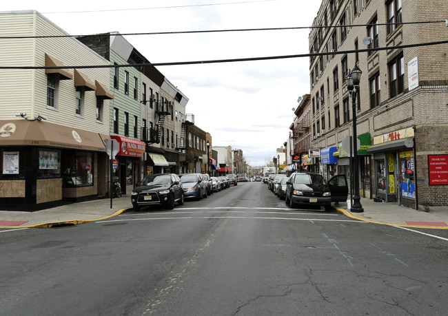 1512 Bergenline Ave in Union City, NJ - Foto de edificio - Building Photo