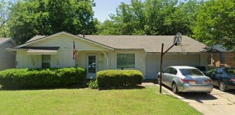 557 NW Newton Dr in Burleson, TX - Building Photo