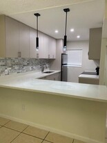 4111 Stirling Rd in Davie, FL - Building Photo