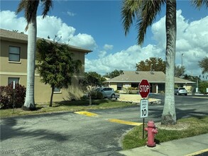 5323 Summerlin Rd in Ft. Myers, FL - Foto de edificio - Building Photo