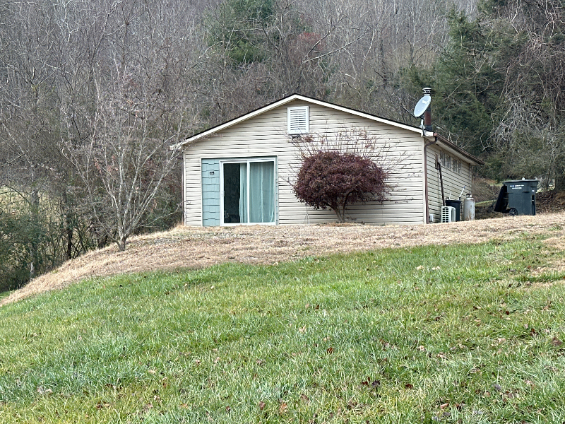 11 N Coyote Springs Farm Rd in Leicester, NC - Building Photo