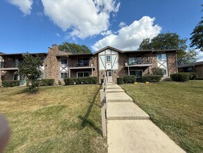 9S025 Lake Dr in Willowbrook, IL - Building Photo - Building Photo