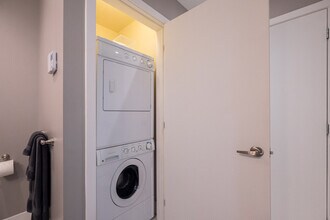 1238 Rue Ste-Élisabeth in Montréal, QC - Building Photo - Building Photo