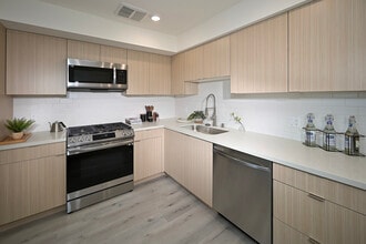 Barringway Place in Los Angeles, CA - Foto de edificio - Building Photo