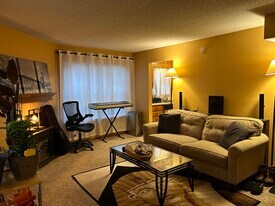 8153 Holmes Rd, Unit 201 in Kansas City, MO - Building Photo