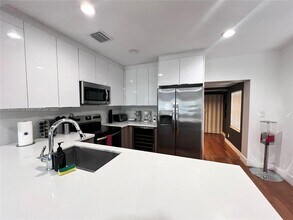 324 NW 52nd St in Miami, FL - Foto de edificio - Building Photo