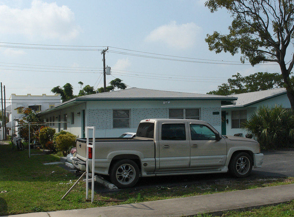 2020 Buchanan St in Hollywood, FL - Building Photo