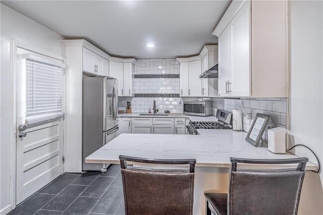 2456 Harwood Dr in East Point, GA - Foto de edificio - Building Photo