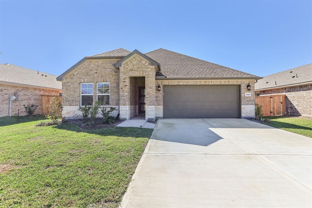 10509 Deussen Ln in Texas City, TX - Building Photo