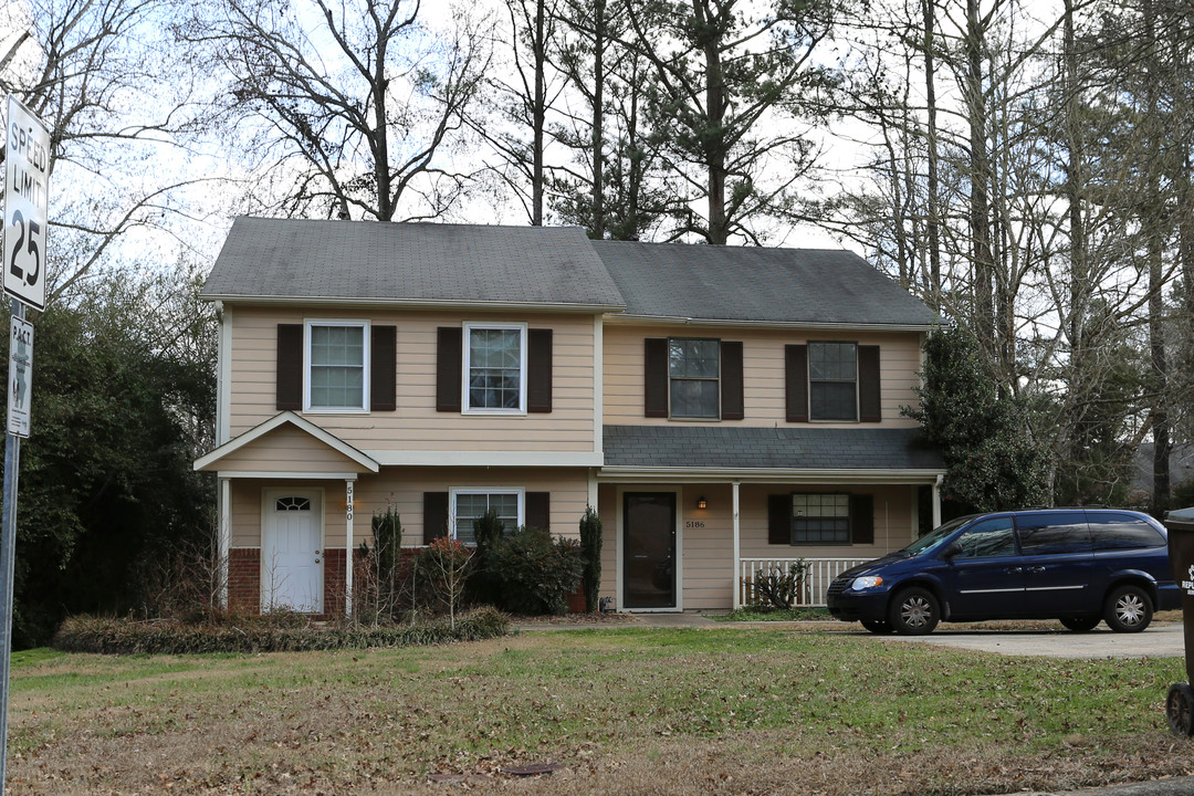 5180-5186 Village Green Way in Alpharetta, GA - Building Photo