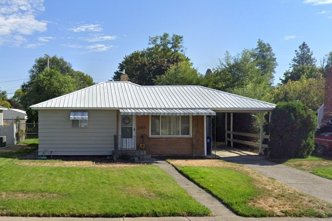 5528 N Hemlock St in Spokane, WA - Building Photo