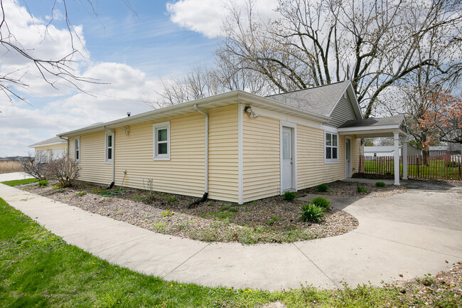 3257 Rohret Rd in Iowa City, IA - Building Photo - Building Photo