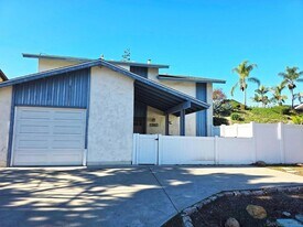 2230 Ledgeview Ln in Spring Valley, CA - Building Photo