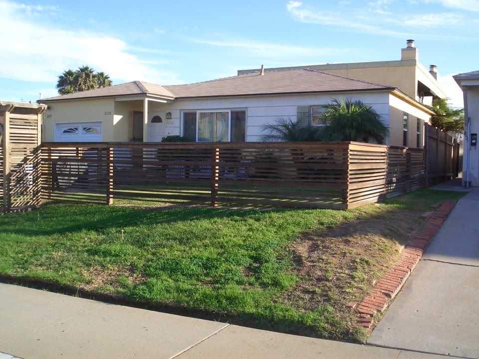 2135-2137 Thomas Ave in San Diego, CA - Building Photo