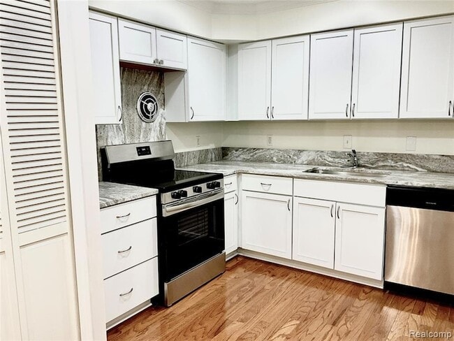 928 N Adams Rd, Unit 2 in Birmingham, MI - Foto de edificio - Building Photo