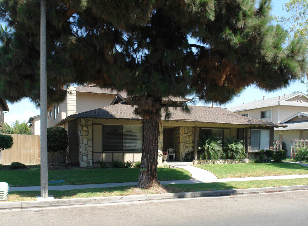 5541 Cross Dr in Huntington Beach, CA - Foto de edificio