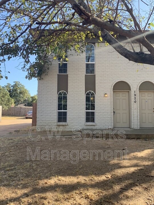 1920 W Sanford St in Arlington, TX - Building Photo