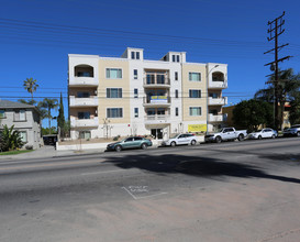 15435 Vanowen St in Van Nuys, CA - Building Photo - Building Photo