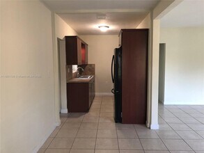 1571 NE 176th St in North Miami Beach, FL - Building Photo - Building Photo